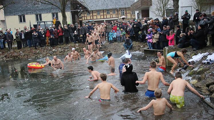 40 Teilnehmer trauten sich heuer beim Neujahrsschwimmen ins 2 Grad kalte Wasser im Dorfteich. Fotos: Michael Stelzner