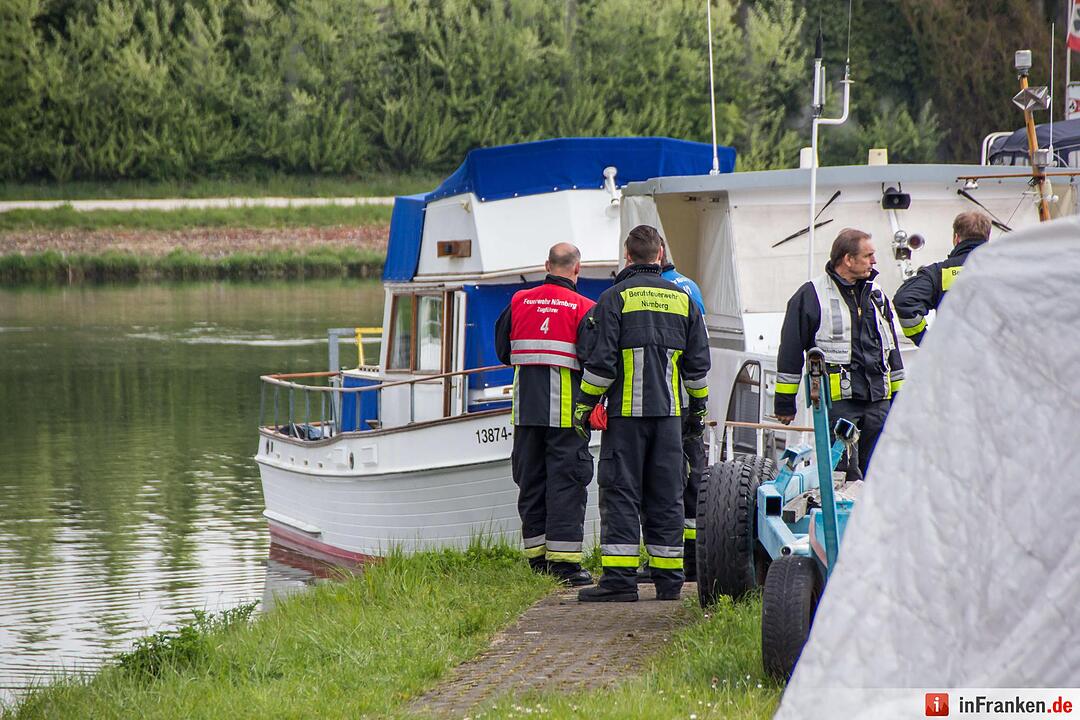 Diesel aus undichtem Bootstank verunreinigt das Wasser im Sportboothafen in Nürnberg