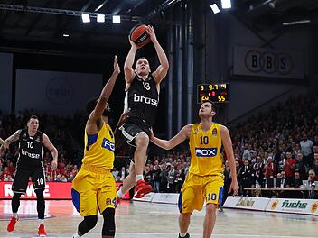 Zum Saisonstart der Euroleague empfangen die Bamberger Maccabi Tel Aviv. Im Bild Janis Strelnieks im Spiel gegen Tel Aviv am 21. Spieltag der vergangenen Saison. Foto: Daniel Löb