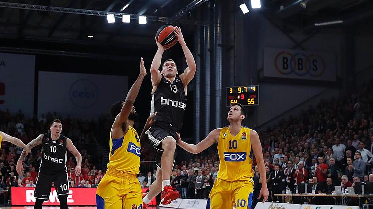 Zum Saisonstart der Euroleague empfangen die Bamberger Maccabi Tel Aviv. Im Bild Janis Strelnieks im Spiel gegen Tel Aviv am 21. Spieltag der vergangenen Saison. Foto: Daniel Löb