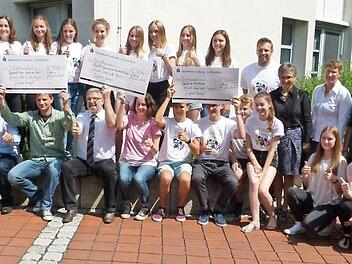 Bei der Preisübergabe von "Jugend bewegt" mit Landrat Michael Busch, Coburgs Dritten Bürgermeister Thomas Nowak und Rainer Engelhardt von der Sparkasse Coburg-Lichtenfels Foto: Lothar Weidner