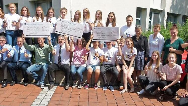 Bei der Preisübergabe von "Jugend bewegt" mit Landrat Michael Busch, Coburgs Dritten Bürgermeister Thomas Nowak und Rainer Engelhardt von der Sparkasse Coburg-Lichtenfels Foto: Lothar Weidner