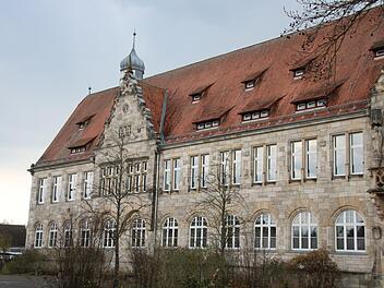 Das Herder-Gymnasium ist eines von zwölf Gebäuden, für die der Landkreis Forchheim Reinigungsfirmen sucht. Foto: Ronald Heck