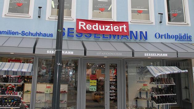 Das Schuhhaus Sesselmann hat oft reduzierte Preise. Der Grund: Seit der Sanierung der Tiefgarage dringt Wasser ins Innere des Gebäudes ein, das Kellergeschoss ist quasi nicht mehr nutzbar. Sonny Adam