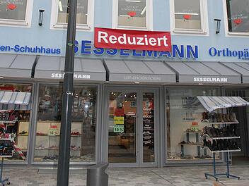 Das Schuhhaus Sesselmann hat oft reduzierte Preise. Der Grund: Seit der Sanierung der Tiefgarage dringt Wasser ins Innere des Geb&auml;udes ein, das Kellergeschoss ist quasi nicht mehr nutzbar. Sonny Adam