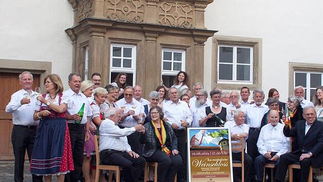 Das "Musikalische Weinschloss" pr&auml;sentiert erstmals die Stadt M&uuml;nnerstadt in Kooperation mit der Liedertafel 1881 M&uuml;nnerstadt am Sonntag, 16. Juni, ab 17 Uhr. Die S&auml;ngerinnen und S&auml;nger freuen sich schon auf das besondere Open-Air-Konzert im Hof des Deutschordensschlosses. Foto: Christine Schikora
