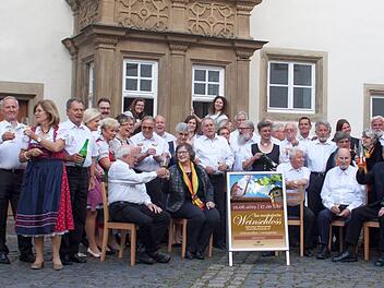 Das "Musikalische Weinschloss" präsentiert erstmals die Stadt Münnerstadt in Kooperation mit der Liedertafel 1881 Münnerstadt am Sonntag, 16. Juni, ab 17 Uhr. Die Sängerinnen und Sänger freuen sich schon auf das besondere Open-Air-Konzert im Hof des Deutschordensschlosses. Foto: Christine Schikora