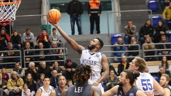 Kaum zu stoppen war  Jacob Pullen von KK Mornar Bar, der hier mit einem Korbleger zwei seiner 21 Punkte markert.  Foto: championsleague.basketball