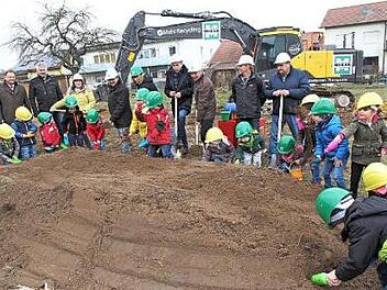 Den Spatenstich zur neuen Kindertagesstätte machten die drei Bürgermeister Torsten Gunselmann, Sebastian Schwarzmann und Reinhold Kotzer gemeinsam mit Architekt Andreas Konopatzki und den Kindergartenkindern. Foto: Mathias Erlwein