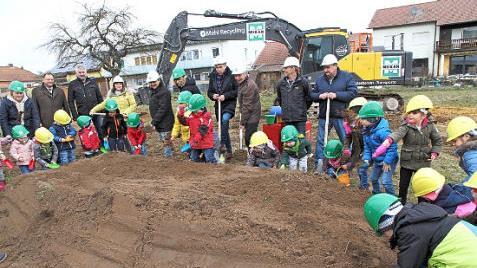 Den Spatenstich zur neuen Kindertagesstätte machten die drei Bürgermeister Torsten Gunselmann, Sebastian Schwarzmann und Reinhold Kotzer gemeinsam mit Architekt Andreas Konopatzki und den Kindergartenkindern. Foto: Mathias Erlwein