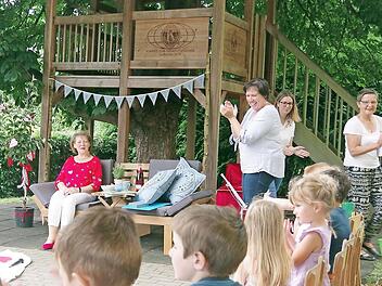 Kinderpflegerin Elisabeth Zapf wurde zu ihrem Eintritt in den Ruhestand mit vielen guten Wünschen, Geschenken, Tänzen und Liedbeiträgen bedacht.  Foto: Heike Schülein