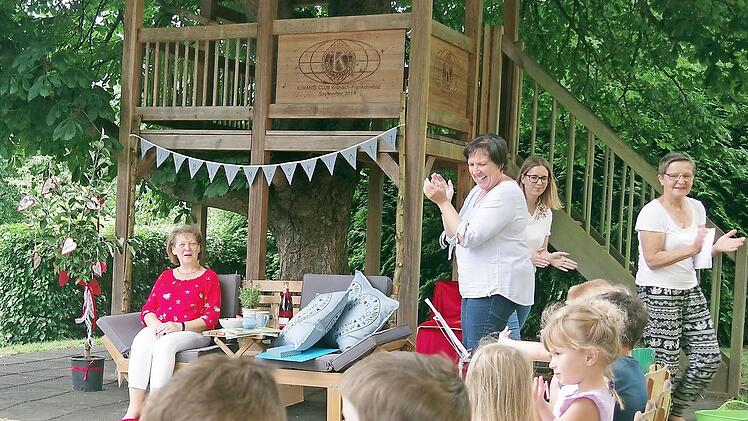 Kinderpflegerin Elisabeth Zapf wurde zu ihrem Eintritt in den Ruhestand mit vielen guten Wünschen, Geschenken, Tänzen und Liedbeiträgen bedacht.  Foto: Heike Schülein