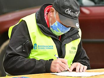 Gewissenhafte Datenerfassung der Zuschauer - wie hier in Obersdorf - ist in Pandemie-Zeiten auf jedem Fußballplatz gefordert.  Foto: Gunther Czepera