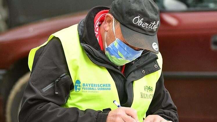 Gewissenhafte Datenerfassung der Zuschauer - wie hier in Obersdorf - ist in Pandemie-Zeiten auf jedem Fußballplatz gefordert.  Foto: Gunther Czepera