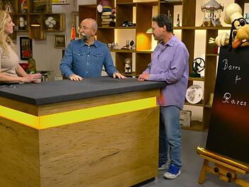 Jan (rechts) brachte eine Goofy-Tafel zu "Bares für Rares" mit.