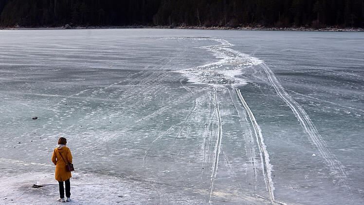 Mehrere Menschen auf zugefrorenem Eibsee eingebrochen