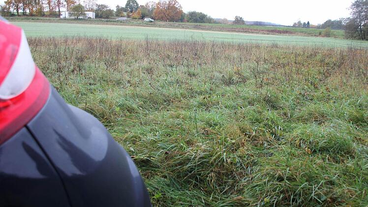 Weit im Hintergrund und rund 300 Meter vom verunglückten Wagen entfernt ist die Straße zu erkennen.