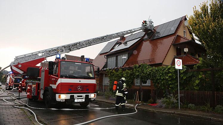 In der Memmbacher Straße in Erlangen kam es am Sonntag zu einem Dachstuhlbrand, welcher durch einen Blitzeinschlag ausgelöst wurde. Foto: News5/Weier