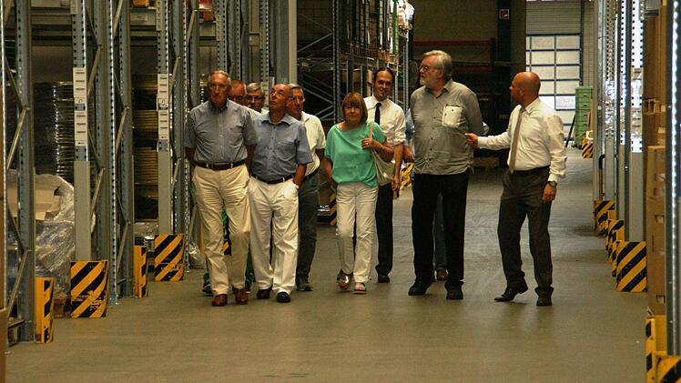 Ob Bremsflüssigkeit oder Treibstoff, Kabelschutz oder Kühlmittel: Kaum ein Auto kommt ohne Schläuche der Firma Uniwell aus Ebern aus. Firmenchef Helmuth Fischer führte die Mitglieder des Lions-Club Haßberge durch sein Unternehmen. Foto: sw