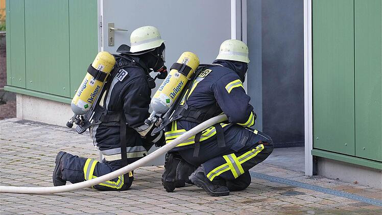 Beim Vorrücken zum Brandherd ist Vorsicht geboten. Foto: Gerd Schaar