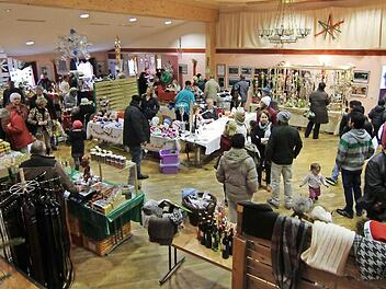 Gut besucht war der 11. Frankenwald-Weihnachtsmarkt am Sonntag in Presseck. Foto: Klaus Klaschka
