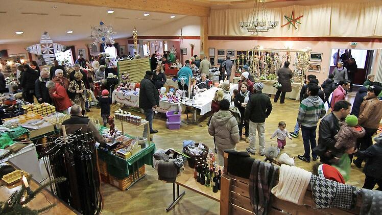 Gut besucht war der 11. Frankenwald-Weihnachtsmarkt am Sonntag in Presseck. Foto: Klaus Klaschka