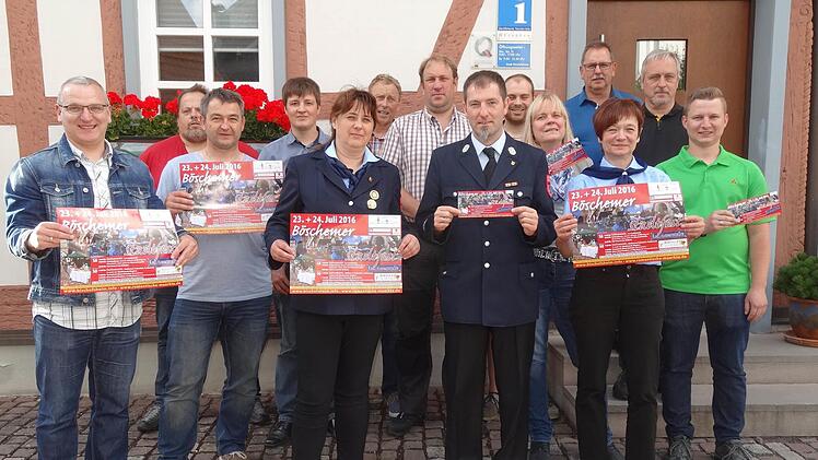 Vorstellung des neuen Stadtfestplakates. Die Vertreter der am Stadtfest beteiligten Vereine und Tourismusreferent Gerhard Nägler (links) mit dem neuen Plakat und Flyer.  Foto: Marion Eckert