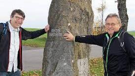 Berührungspunkt: Josef Körner und Charly Scholl am neuen Drei-Franken-Stein.