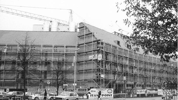 Noch unverputzt: Das Parkhaus Post im November 1984.  Foto: CT-Archiv / Hans Wippenbeck