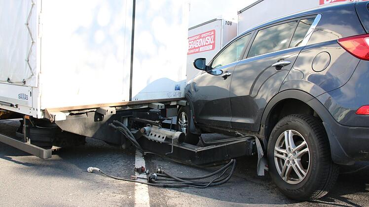 Noch einigermaßen glimpflich endete ein Unfall gestern an der Abzweigung vom Westring auf die Heiligenfelder Allee: Ein Lkw-Anhänger machte sich selbstständig und prallte gegen einen Pkw. Foto: Ralf Ruppert
