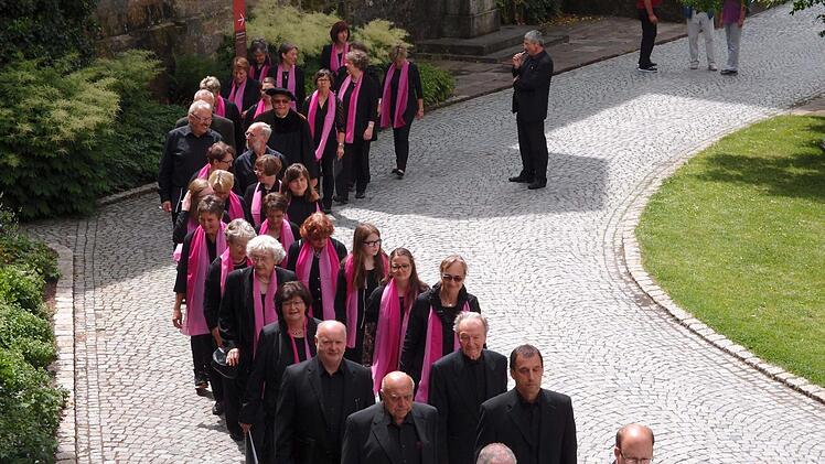 Unter der Leitung von Sigurd Knopp sang der SMS-Chor Ludwigsstadt das Luther-Oratorium von Siegfried Fietz auf der Veste. Foto: Jochen Berger