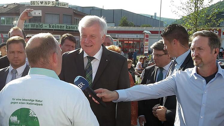 Daniel Wehner, der Vorsitzende des Vereins "Unsere Rhön - gemeinsam stark", hat mit Ministerpräsident Horst Seeohofer in Lohr gesprochen. Etwa 250 Demonstranten waren vor Ort.  Foto: Georg Scheuring