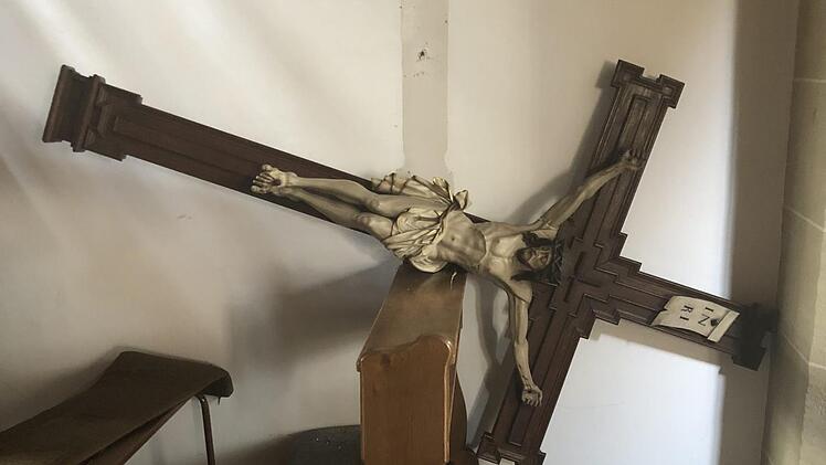 Mehrere Fragen beschäftigen derzeit Polizei und Staatsanwaltschaft: Ist der Mann, der Kreuze von der Wand gerissen hat, auch der, der ein Kreuz bespuckt hat? Ein Verdächtiger sitzt aktuell in U-Haft. Foto: Pfarrer Marcus Wolf