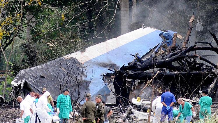 Kuba, Havanna:&nbsp;Rettungseinheiten sind nach dem Absturz einer Passagiermaschine nahe des Internationalen Flughafens Havanna im Einsatz. Foto: Omara GARC&Iacute;A MEDEROS/ACN/dpa