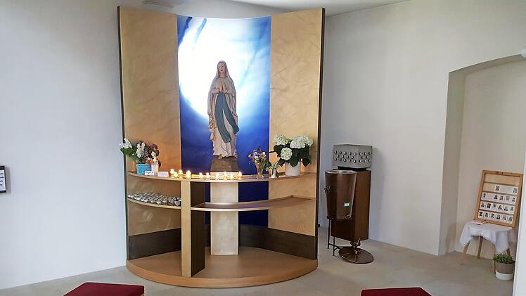 Die Marien-Ecke in der Hirschaider Pfarrkirche war in den vergangenen Wochen ein wichtiger Ort der Stille und des Gebetes für viele Gläubige.