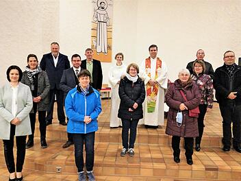 Die acht neuen Gottesdienstbeauftragten aus dem Dekanat Kronach, die sich nach einem einjährigen Vorbereitungskurs ehrenamtlich in den Dienst der Kirche stellen. Mit im Bild (hinten von links) die Pastoralreferenten, Josef Grünbeck, Hans Löffler, Sarah Maria Röck-Damschen (stellvertretende leitende Pfarrerin Seelsorgebereich Kronach), Pfarrer Detlef Pötzl und Pfarrer Thomas Hauth.  Foto: K.- H. Hofmann