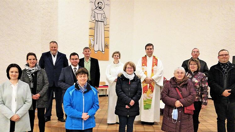 Die acht neuen Gottesdienstbeauftragten aus dem Dekanat Kronach, die sich nach einem einjährigen Vorbereitungskurs ehrenamtlich in den Dienst der Kirche stellen. Mit im Bild (hinten von links) die Pastoralreferenten, Josef Grünbeck, Hans Löffler, Sarah Maria Röck-Damschen (stellvertretende leitende Pfarrerin Seelsorgebereich Kronach), Pfarrer Detlef Pötzl und Pfarrer Thomas Hauth.  Foto: K.- H. Hofmann