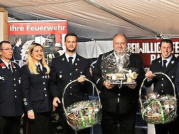 Präsentkörbe wurden beim Festakt der Wildensorger Löschgruppe verteilt.