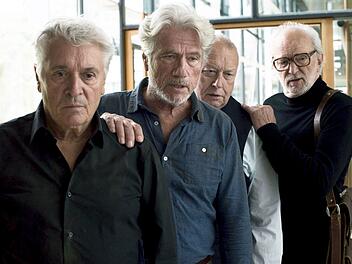 Man mag sie ver&auml;chtlich "die Olsen-Bande" nennen, aber sie sind schwer auf Zack: Hier nehmen Jochen Falk (Henry H&uuml;bchen, links), Locke, der Logistiker (Thomas Thieme, zweiter von links) und Jaecki, der Techniker (Michael Gwisdek, rechts), ihren Ex-Feind Kern vom BND (J&uuml;rgen Prochnow) in die Mitte.