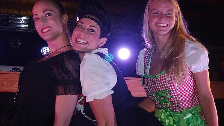 Die drei Kandidatinnen (von links) Paula, Ola und Johanna hatten das richtige Posen drauf.