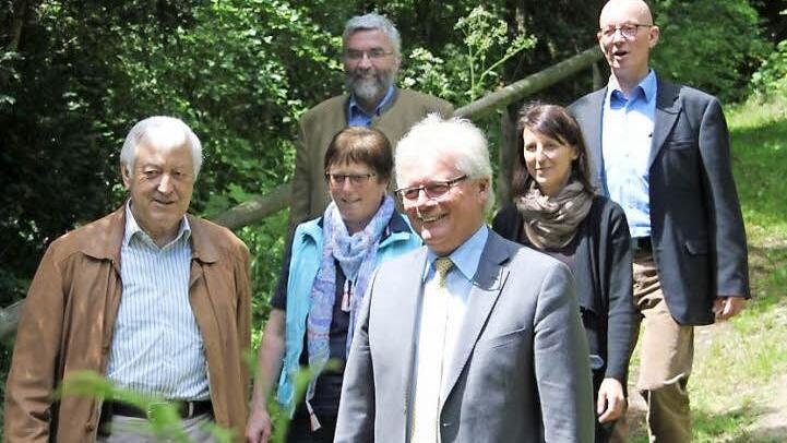 Sie wandern auf dem Viceburgweg (von links): Frankenwaldverein-Hauptvorsitzender Robert Strobel , Frankenwaldverein-Geschäftsführerin Marlene Roßner, Peter Hagemann vom Forstbetrieb Rothenkirchen, Zweiter Frankenwaldverein-Vorsitzender und Bürgermeister Dieter Frank, Manuela Wich, die das Wanderheim Viceburg betreut, und Gerhard Müller vom Forstbetrieb Nordhalben. Foto: Friedwald Schedel