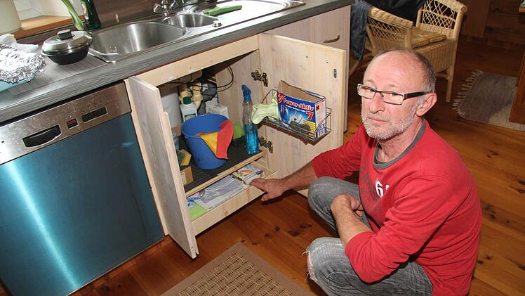 Unterschränkchen für die Spüle haben meist viel zu hohe Fächer. Michael Bauerschmidt hat eine verdeckte Schublade eingebaut. Foto: Sonja Adam