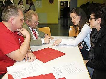 Melanie See und Gabriele Schleßing (rechts) vom Elternbeirat der Mittelschule informierten im Beisein des Burgkunstadter SPD-Fraktionsvorsitzenden Wolfgang Sievert (links) MdL Klaus Adelt über die geplante Schließung der Burgkunstadter Mittelschule.  Foto: Stephan Stöckel