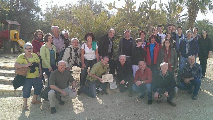 Die Gruppe mit der Gedenktafel von Joske Ereli. In der Bildmitte: Edwin Metzler, Nery Erely (Sohn von Joske) und Yaakov Akrisch vom Landratsamt Tamar. Foto: privat
