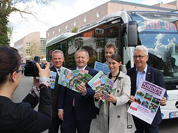 Foto-Termin zum Auftakt: Nahverkehrsbeauftragter Michael Schäder (von links), Landrat Thomas Bold, der Bad Bockleter Kurdirektor Thomas Beck, Kathrin Betzen von der Staatsbad GmbH und Claus Schubert vom KOB stellten gestern die Freizeitbus-Linien vor. Foto: Ralf Ruppert