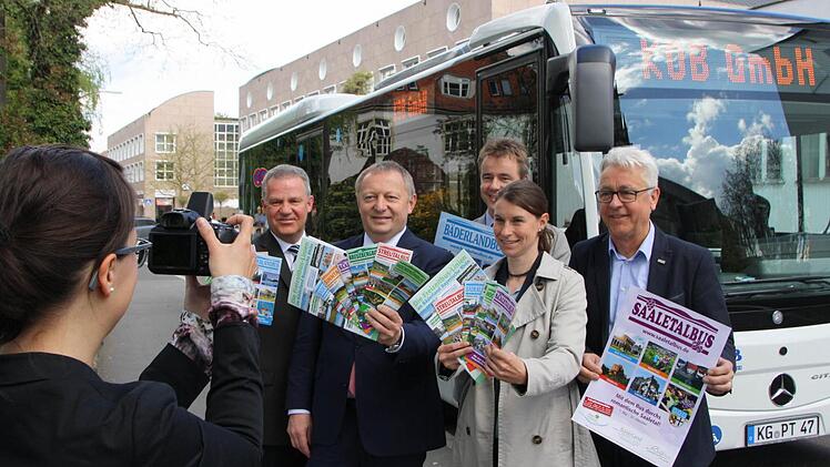 Foto-Termin zum Auftakt: Nahverkehrsbeauftragter Michael Schäder (von links), Landrat Thomas Bold, der Bad Bockleter Kurdirektor Thomas Beck, Kathrin Betzen von der Staatsbad GmbH und Claus Schubert vom KOB stellten gestern die Freizeitbus-Linien vor. Foto: Ralf Ruppert