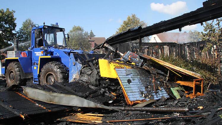 Das THW hat die Trümmer zur Seite geschoben, damit die Feuerwehr die Löscharbeiten fortsetzen konnten.