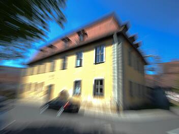 Noch ist nicht geklärt, wer das Geld im Scheßlitzer Rathaus (im Bild) veruntreut hat: Im Berufungsprozess vor dem Landgericht Bamberg will eine Mitarbeiterin ihre Unschuld beweisen. Ihr Verteidiger rückt dafür eine bereits verurteilte Ex-Mitarbeiterin in den Fokus.  Foto: Ronald Rinklef