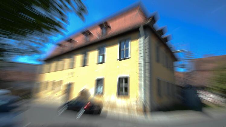 Noch ist nicht geklärt, wer das Geld im Scheßlitzer Rathaus (im Bild) veruntreut hat: Im Berufungsprozess vor dem Landgericht Bamberg will eine Mitarbeiterin ihre Unschuld beweisen. Ihr Verteidiger rückt dafür eine bereits verurteilte Ex-Mitarbeiterin in den Fokus.  Foto: Ronald Rinklef