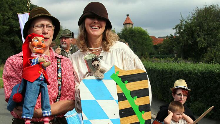 Vor seinem Auftritt hatten selbst das Seßlacher Kasperle (links, mit Gabi Walter) und Ritter Mauselott zu Gouda (rechts, mit Silvia Piendl) Zeit, am Umzug teilzunehmen.